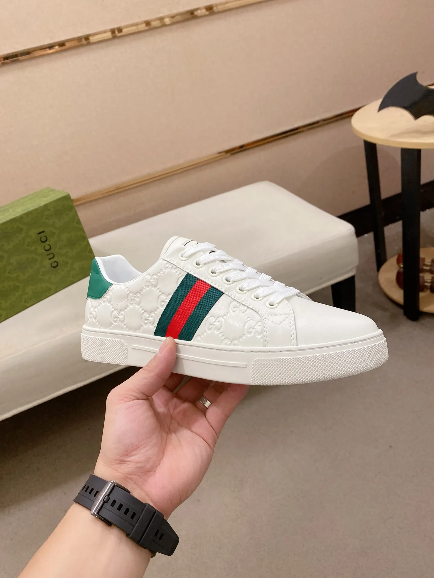 Factory price: 480💰 (GUCCI) The latest model from the official website 🎁🎁Casual and fashionable men's shoes👟, hot style 💥The version is simple and elegant, exclusive for trendy men. Unique official website latest brand elements 👑Gucci original decoration, fashionable and generous, the fabric is original cowhide ✅sheepskin lining, the official website specifies wear-resistant casual outsole, the classic model is taken in kind at the counter🎬38-44 (45 is not returned or exchanged)